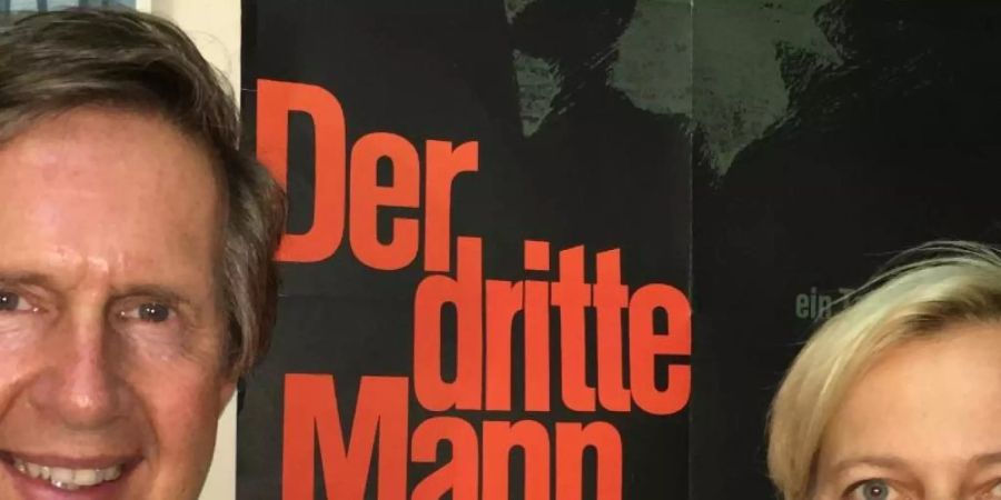 Gerhard Strassgschwandtner, der Gründer und Betreiber des «Dritte Mann Museum» in Wien, und Karin Höfler, verantwortlich für Design und Konzeption, stehen vor Filmplakaten in dem Museum. Foto: Matthias Röder