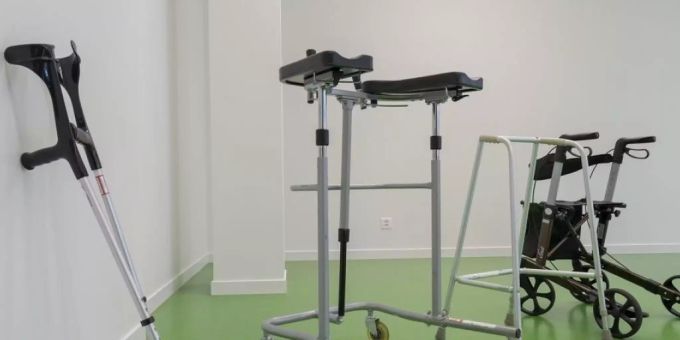 Gehhilfen im Trainingszentrum im Neubau der Universitären Altersmedizin Felix Platter in Basel. Wegen der natürlichen Alterung der Bevölkerung wächst die Zahl der stationären Rehabilitationen - und die Kosten. 2017 betrugen sie 1,84 Milliarden Franken (Archivbild) Gehhilfen im Trainingszentrum im Neubau der Universitären Altersmedizin Felix Platter in Basel. Wegen der natürlichen Alterung der Bevölkerung wächst die Zahl der stationären Rehabilitationen - und die Kosten. 2017 betrugen sie 1,84 Milliarden Franken (Archivbild)