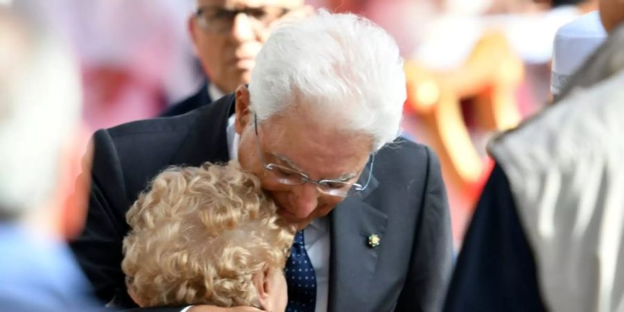 Präsident Mattarella tröstet eine Hinterbliebene