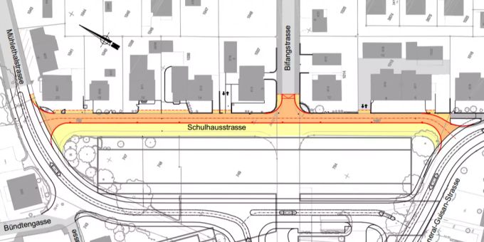 Die bisherige Schulhausstrasse (Fläche orange + gelb) soll zur Begegnungszone (orange) umgebaut werden und so um die gelbe Fläche verschmälert werden. Schulhausstrasse