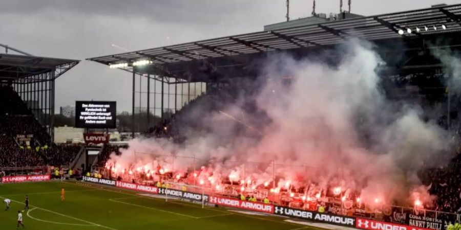 Im Derby zwischen dem FC St. Pauli und dem Hamburger SV im März brannten die Fans zahlreiche Pyrotechnik ab. Foto: Axel Heimken