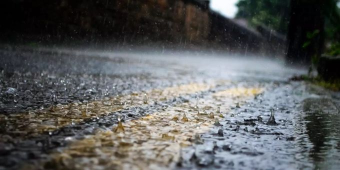 Am Mittwoch sind auf der Alpennordseite lokale Schauer oder Gewitter möglich. (Symbolbild). Schauer