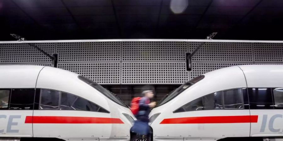 Die Fahrgastzahlen in den Fernverkehrszügen der Deutschen Bahn sind erneut gestiegen. Foto: Christoph Soeder/Illustration