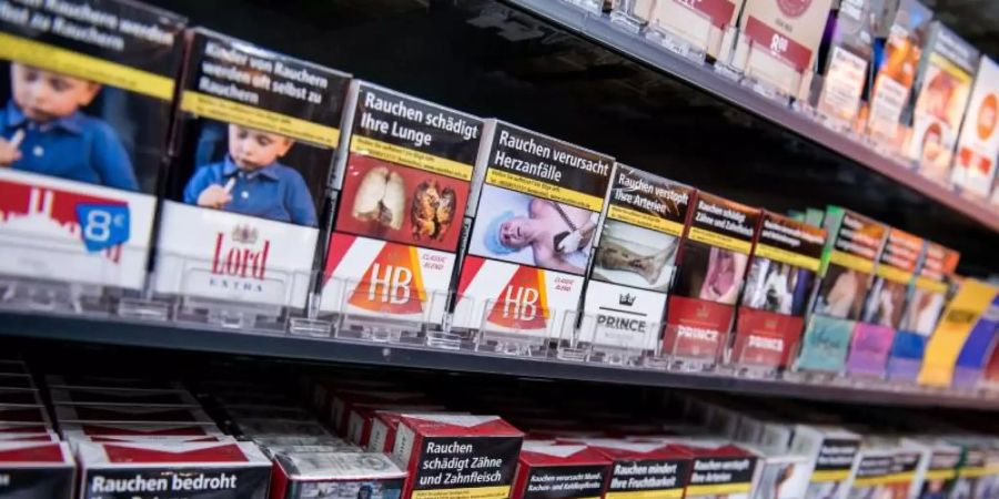Eine Nichtraucherinitiative wollte durchsetzen, dass künftig sämtliche Kunden beim Einkauf im Supermarkt die Ekelbilder auf Zigarettenschachteln betrachten müssen. Foto: Daniel Bockwoldt/dpa