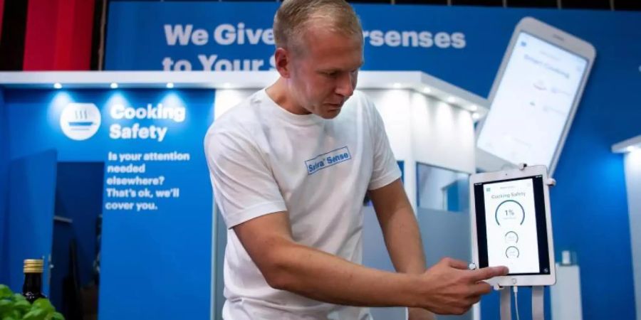 Smarte Haushaltsgeräte sind ein grosses Thema auf der IFA 2019. Mikko Reinikainen, CEO der finnischen Firma Safera, bedient einen «Smart Cooking Sensor». Foto: Franziska Gabbert/dpa-tmn