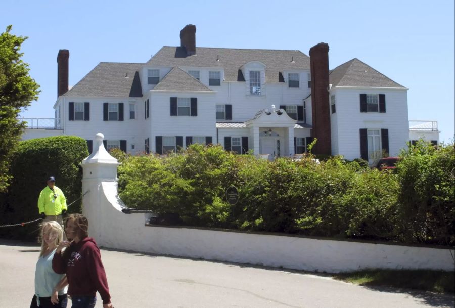 People Taylor Swifts House