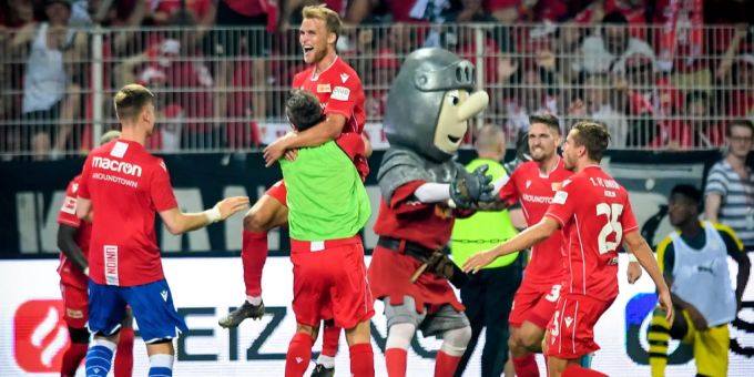Die Spieler von Union Berlin freuen sich über den Sieg gegen den BVB. BVB