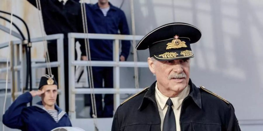 Admiral Viacheslav (Peter Simonischek) ahnt noch nicht, welche Tragödie sich ereignet. Foto: Wild Bunch Germany