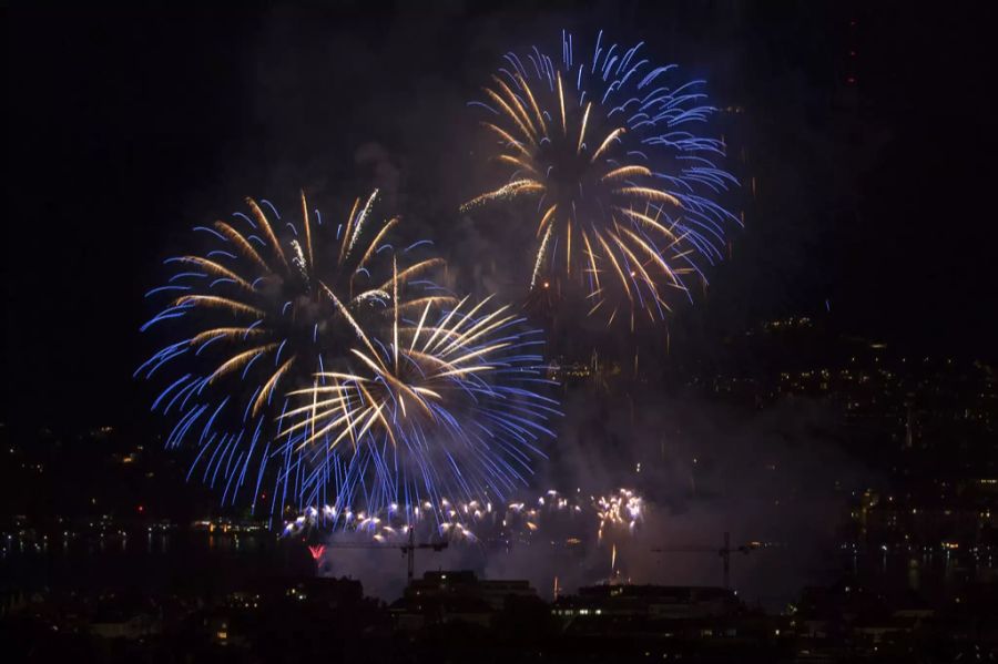 Feuerwerk über dem See am Züri Fäscht 2016.