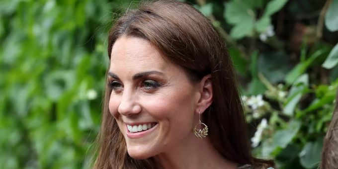 Herzogin Kate hält eine Digitalkamera. Die Herzogin besucht einen Fotoworkshops der Royal Photographic Society mit Aktionen für Kinder, die jungen Menschen helfen sollen, Selbstvertrauen und Selbstdarstellung zu entwickeln. queen kate