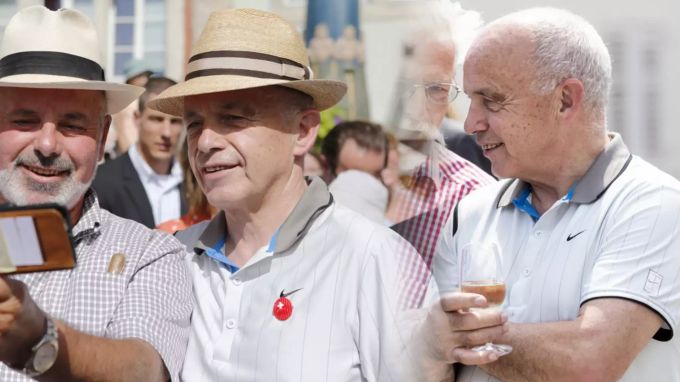 Er mags sportlich: Bundesrat Ueli Maurer links vor zwei Jahren auf der Reise in Lenzburg. Dieses Jahr hat er den Hut jedoch weggelassen (rechts). Bundesrat