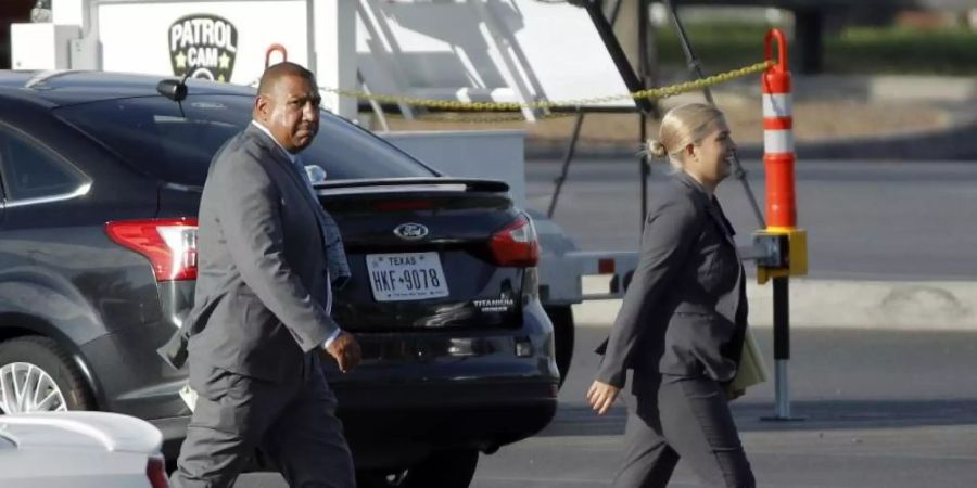 Ermittler gehen am Tag nach dem Massaker über den Parkplatz des Einkaufszentrums in El Paso. In der Nacht zum Sonntag hat ein bewaffneter Angreifer dort mindestens 20 Menschen erschossen. Foto: John Locher/AP