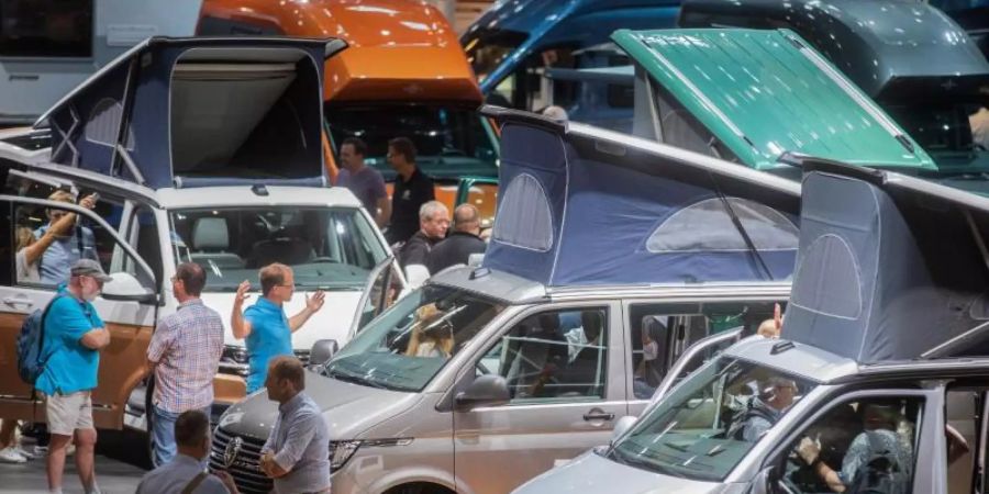 Besucher schauen sich den neuen Volkswagen California 6.1 auf dem Caravan Salon in Düsseldorf an. Die Messe für Reisemobile und Wohnwagen findet vom 30. August bis zum 08. September 2019 statt. Foto: Rolf Vennenbernd