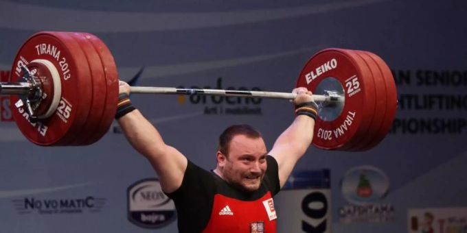Jiri Orsag bewältigte im Superschwergewicht eine Zweikampflast von 413 Kilogramm. Foto: Armando Babani/epa Jiri Orsag bewältigte im Superschwergewicht eine Zweikampflast von 413 Kilogramm. Foto: Armando Babani/epa