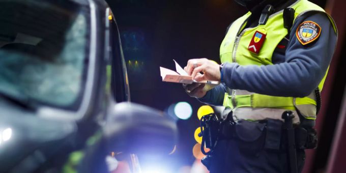 Die Kantonspolizei Zürich hat an mehreren Kontrollörtlichkeiten verkehrs- und kriminalpolizeiliche Grosskontrollen durchgeführt. Kantonspolizei Zürich hat an mehrere Grosskontrollen durchgeführt.
