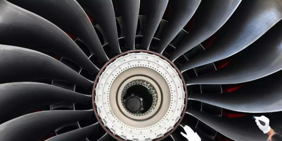 Arbeiter mit Flugzeugtriebwerk