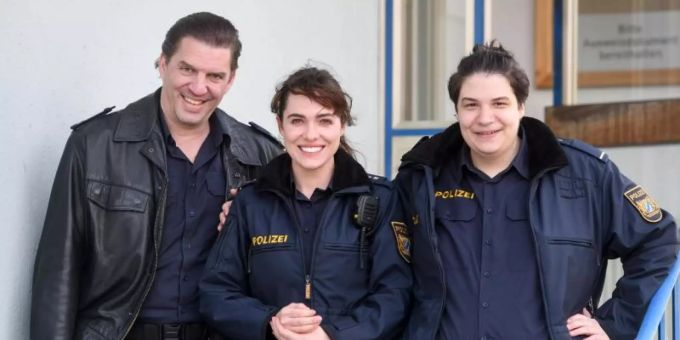 Verena Altenberger als Elisabeth «Bessie» Eyckhoff zwischen ihren Kollegen Andreas Bittl als Wolfgang Maurer (l) und Cem Lukas Yeginer als Cem Halac. Foto: Tobias Hase