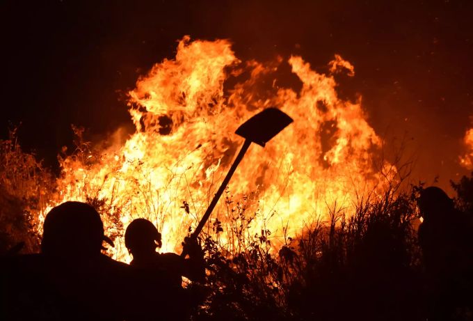 Ein Waldbrand in der Nähe von Cali, Kolumbien. Forest fire in Cali