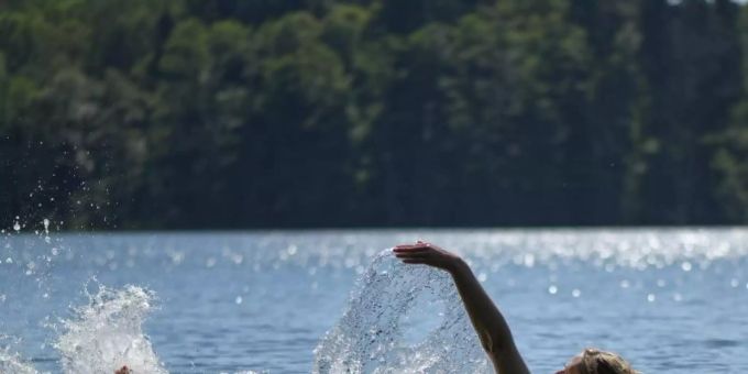 Eine Frau schwimmt im Trepliner See in Brandenburg. Foto: Patrick Pleul Eine Frau schwimmt im Trepliner See in Brandenburg. Foto: Patrick Pleul