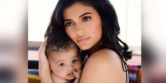 Kylie Jenner Baby Stormi Musste Wegen Allergie Ins Spital