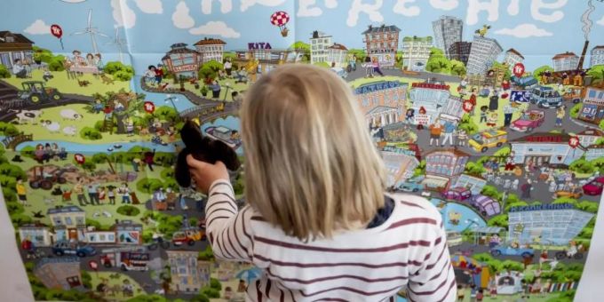 Plakat des Deutschen Kinderhilfswerks mit der Aufschrift «Kinderrechte». Am Dienstag ging es in den «Tagesthemen» um das Thema Kinderrechte. Foto: Christoph Soeder tagesthemen