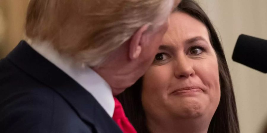 Sanders mit Trump bei Verkündung ihres Abschieds aus dem Weissen Haus