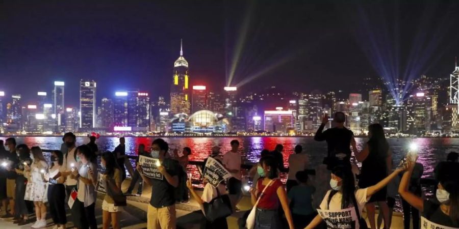 Demonstranten bilden in Hongkong eine Menschenkette. Foto: Vincent Yu/AP