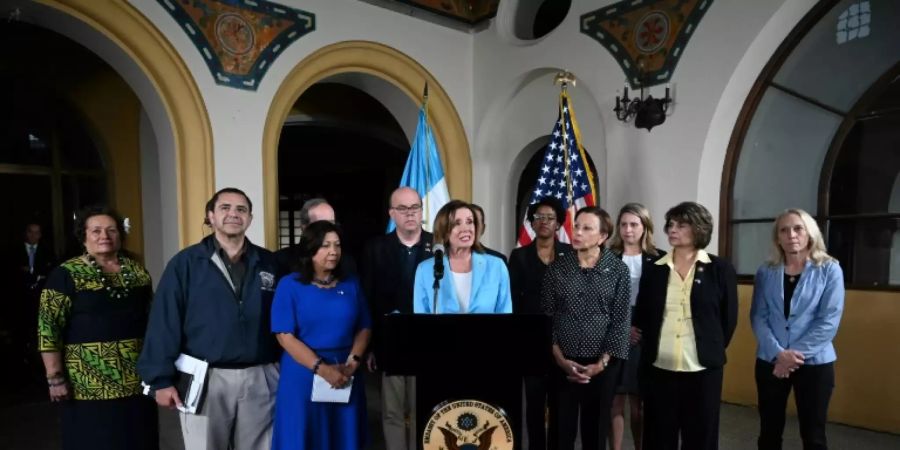 Nancy Pelosi (M.) in Guatemala-Stadt