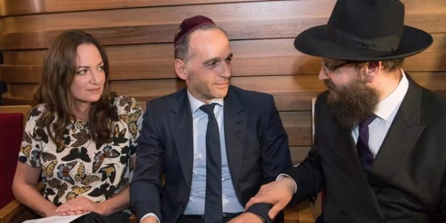 Schauspielerin Natalia Wörner, ihr Mann, Aussenminister Heiko Maas und Rabbiner Yehuda Teichtal in der Synagoge in Berlin-Wilmersdorf. Foto: Jörg Carstensen