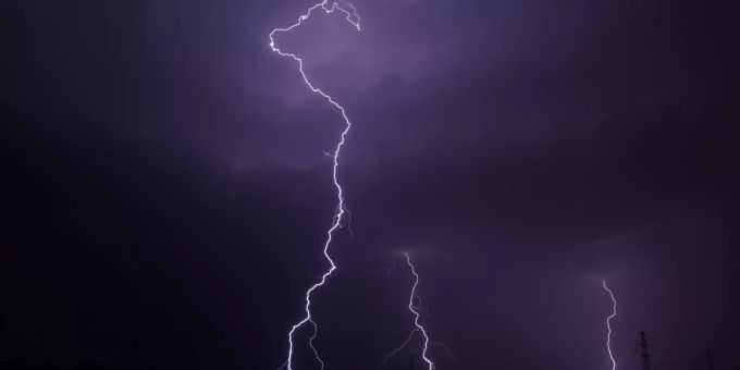 Blitze sind bei einem Unwetter in Deutschland zu sehen. Bei heftigen Unwettern kam es zu mehreren Unfällen. Unwetter Deutschland