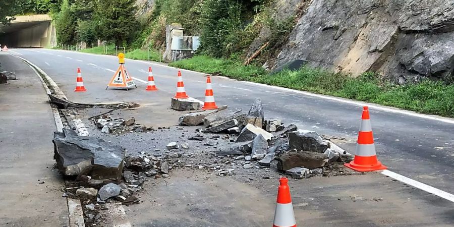 In der Nacht auf Sonntag ist im Kanton Schwyz ein Steinschlag auf die Strasse zwischen Brunnen und Gersau niedergegangen. Die Strasse ist bis mindestens Montagmittag gesperrt.
