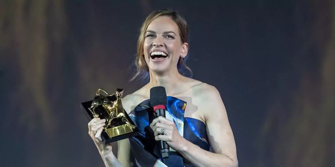 Hilary Swank ist am Filmfestival Locarno mit dem Ehrenpreis ausgezeichnet worden. Sie wurde als Schauspielerin gewürdigt, die das Bild der Frauen im Kino mit ihrer stets mutigen Rollenwahl entscheidend modernisiert habe. hilary swank