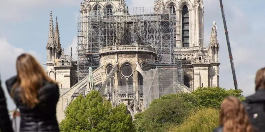 Ein Kran steht neben der schwer beschädigten Pariser Kathedrale Notre-Dame. Foto: Marcel Kusch