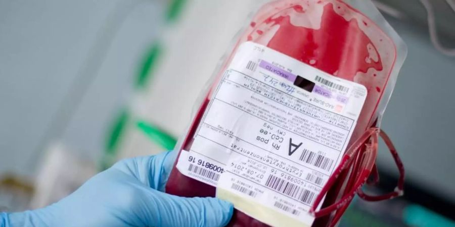 Viele Bluttransfusionen in deutschen Kliniken wären laut einer Studie der Barmer-Krankenkasse zu vermeiden. Foto: Daniel Bockwoldt/dpa