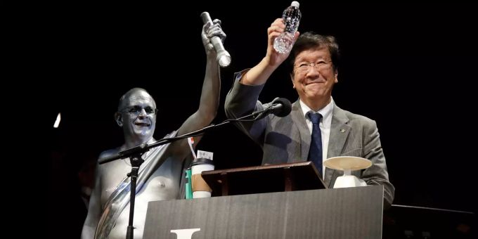 Shigeru Watanabe aus Japan erhält den Ig-Nobelpreis in Chemie für die Schätzung des gesamten Speichelvolumens, welches ein durchschnittlicher Fünfjähriger pro Tag produziert. Zehn wissenschaftliche Studien, die «erst zum Lachen und dann zum Denken anregen», sind an der US-Eliteuniversität Harvard mit den «Ig-Nobelpreisen» ausgezeichnet worden. Foto: Elise Amendola Ig Nobelpreis 2019