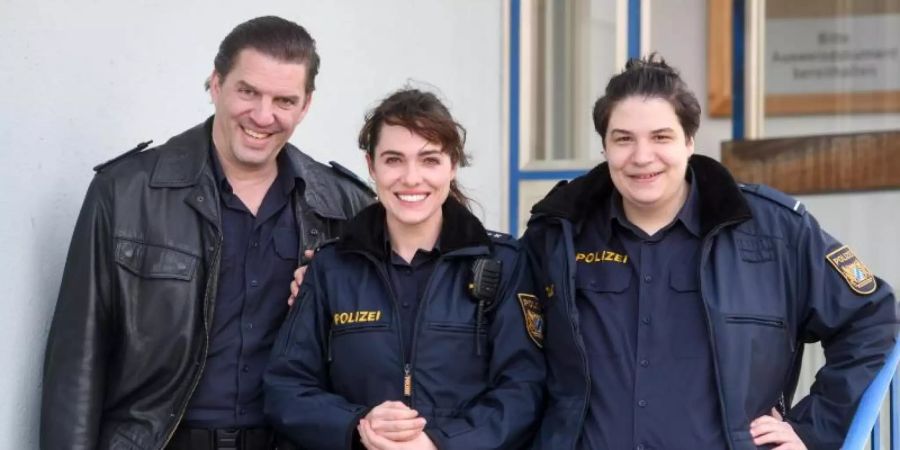 Verena Altenberger als Elisabeth «Bessie» Eyckhoff zwischen ihren Kollegen Andreas Bittl als Wolfgang Maurer (l) und Cem Lukas Yeginer als Cem Halac. Foto: Tobias Hase