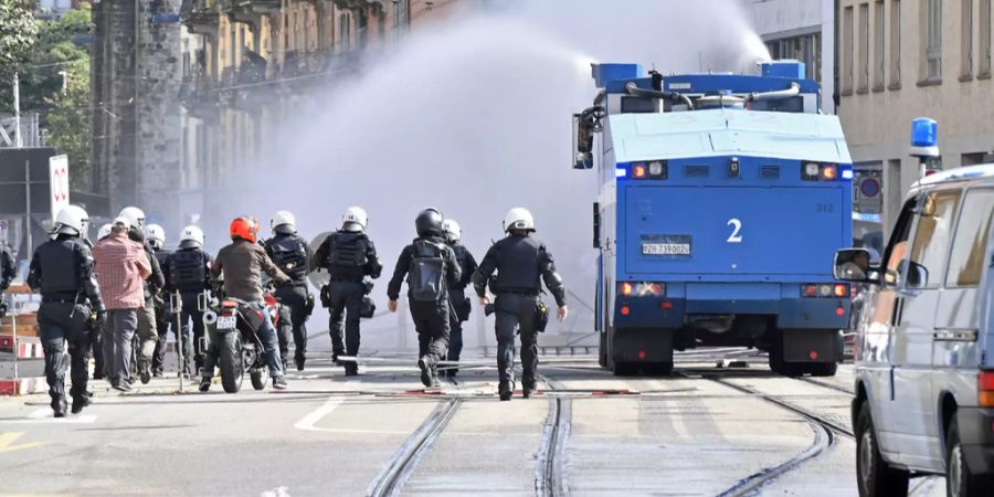 Die Polizei geht in Zürich mit Wasserwerfern gegen Demonstranten vor.