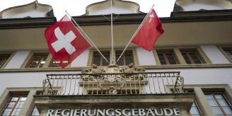Schwyz - Kein erleichtertes Gemeindebürgerrecht für Schweizer