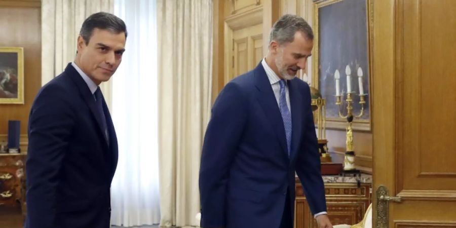 König Felipe VI. (r.) mit Sánchez