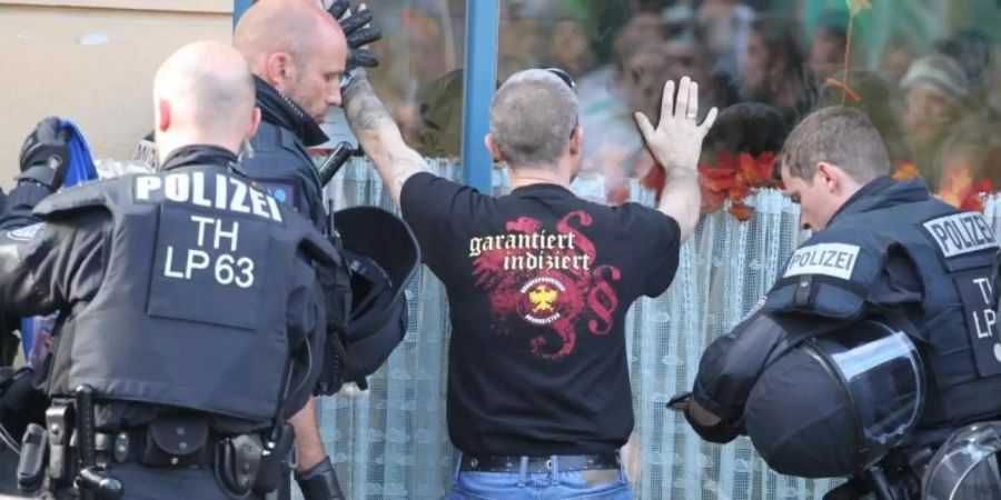 Vor dem Rechtsrock-Konzert steht die Körperkontrolle: Polizeieinsatz im thüringischen Apolda. Foto: Sebastian Haak