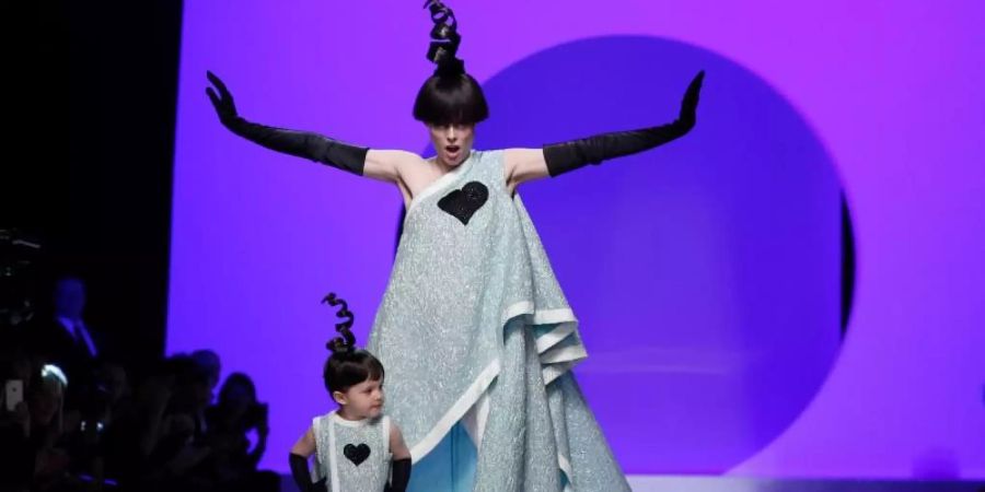 Model Coco Rocha mit ihrer Tochter bei der Gaultier-Show in Paris. Foto: Francois Mori/AP