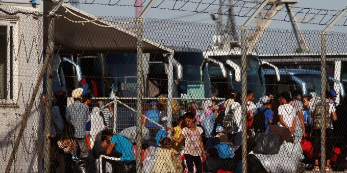 Migranten und Flüchtlinge bei ihrer Ankunft auf dem Festland. Um die überfüllten Flüchtlingslager im Osten der Ägäis zu entlasten, hat die griechische Regierung damit begonnen, Hunderte Migranten aufs Festland zu bringen. flüchtlingslager griechenland