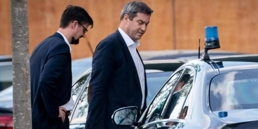 Auf dem Weg zur Arbeit: Bayerns Ministerpräsident Markus Söder (CSU) kommt zum Koalitionsausschuss ins Bundeskanzleramt. Foto: Kay Nietfeld