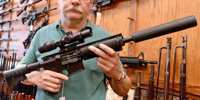 Ein Waffenhändler zeigt ein halbautomatisches AR-15-Gewehr des US-Herstellers Colt Defense. Waffenhersteller Colt Defense