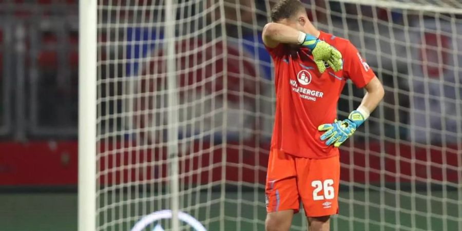 Der Nürnberger Torwart Christian Mathenia wird trotz schlechter Leistung in der Vergangenheit gegen den Karlsruher SC im Tor stehen. Foto: Daniel Karmann