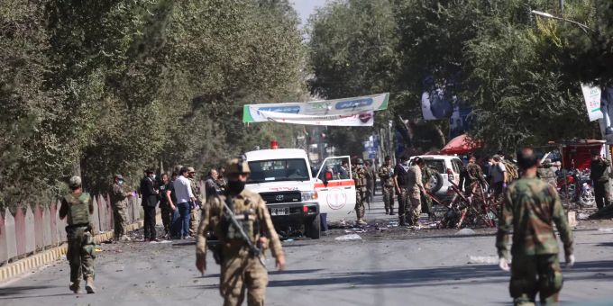 17.09.2019, Afghanistan, Kabul: Sicherheitskräfte sichern den Ort eines Selbstmordanschlags ab, während ein Krankenwagen eintrifft. Afghanistan Kabul