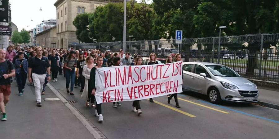 Klima-Aktivisten protestieren in Zürich gegen die Festnahmen.