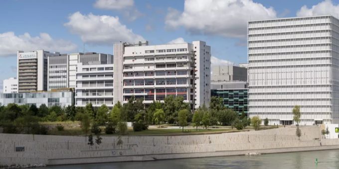 Der Novartis Campus von der Dreirosenbrucke aus gesehen in Basel. Novartis