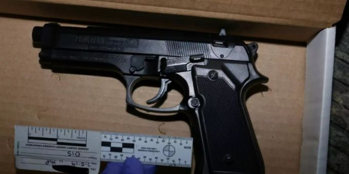 Ein Polizeifoto zeigt die gefundene falsche Pistole Ein Polizeifoto zeigt die gefundene falsche Pistole