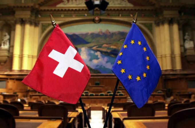 Eine Schweizerflagge neben einer EU-Flagge. eu massnahmen rahmenabkommen schweiz